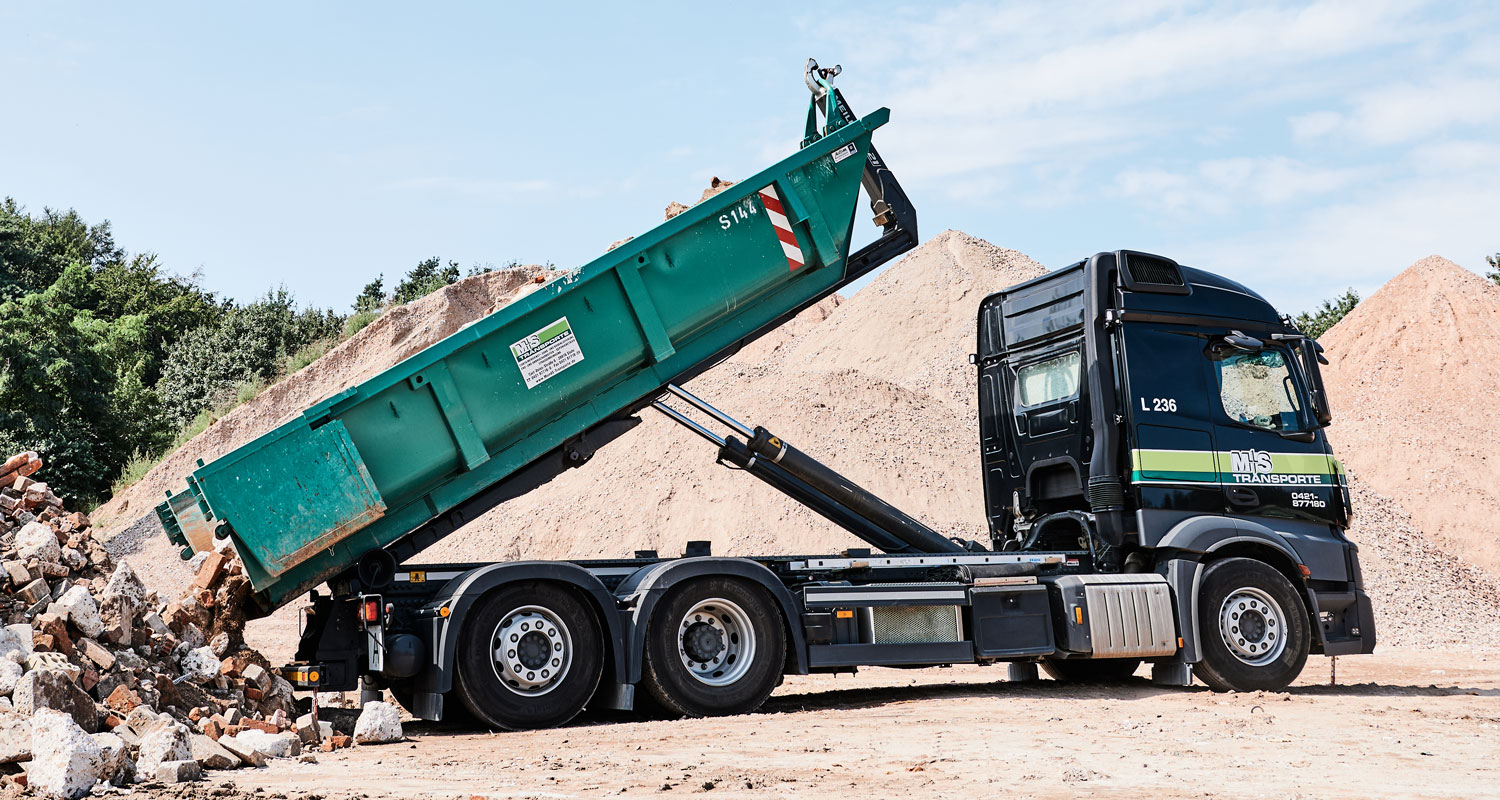 LKW kippt Bauschutt, Sigrun Strangmann Photography