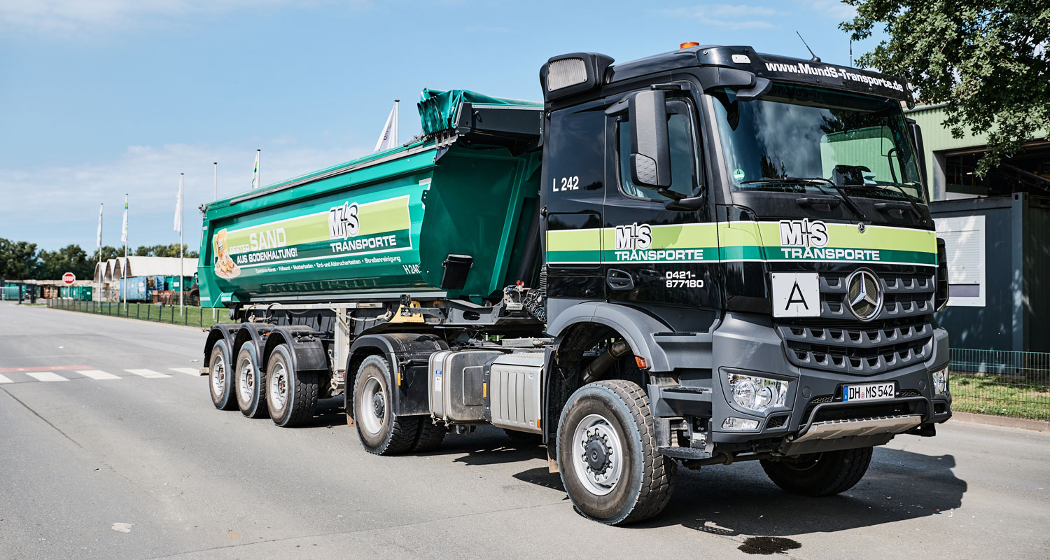 LKW fäöhrt auf den Betriebhof, Sigrun Strangmann Photography