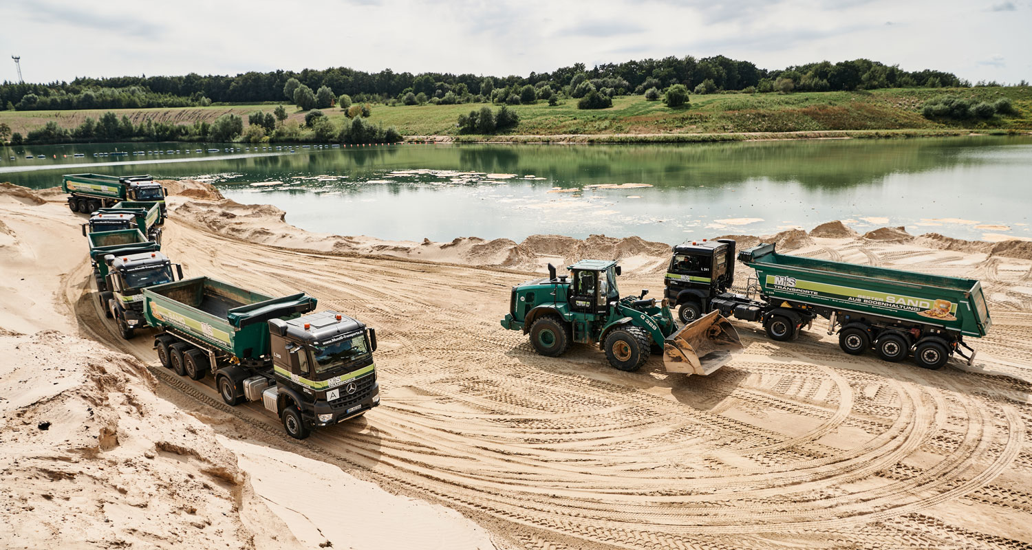 LKWs mit Containen und Bagger in der Sandgrube, Sigrun Strangmann Photography