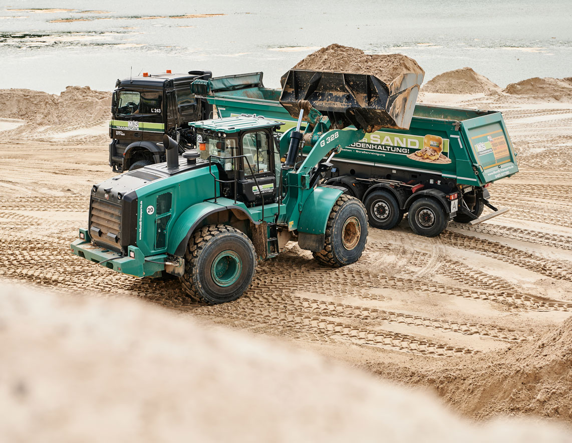 Beladung mit Sand in der eigenen Sandgrube, Sigrun Strangmann Photography